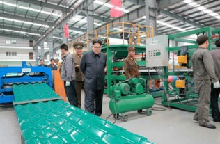 金正恩视察千里马建材工厂 高度评价生产自动化