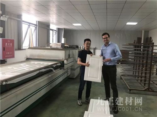 来了来了他真的来了 依威全屋定制整装材料欧洲供应商参观工厂